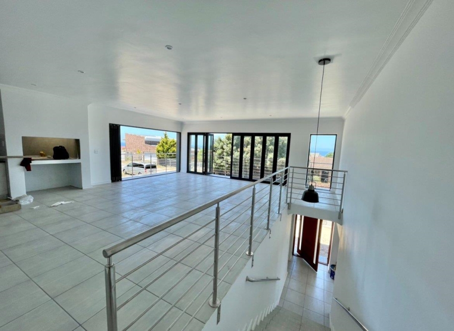 5 Bedroom Property for Sale in Wavecrest Eastern Cape